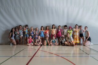 .

*Présentation des groupes de la gym d'Avenches*

[Groupe Enfantine] 

"A travers les parcours ludiques, des jeux et des mouvements simples, les enfants développent leur motricité, leur confiance en eux et surtout... ils s'amusent"

Monitrice: Anaïs (sera remplacée par Virginie, Deborah et Xavier pour la première partie de la saison prochaine)

Nous recherchons des aides-monitrices ou aides-moniteurs pour intégrer le groupe pour aider Anaïs dès la rentrée. (Ou évt monitrices ou moniteurs pour partager les tâches) infos en MP ou par mail.

Admission: 1 - 2 Harmos

Horaire: probablement le mercredi (en attente de confirmation)

Plus d'informations sur le site internet de la gym: www.gymavenches.ch

📸 @elodie_com