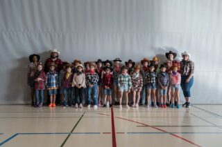 .

*Présentation des groupes de la gym d'Avenches*

[Groupe Polysport mixte 1] 

"Courir, sauter, lancer, s'amuser... nos jeunes sportifs explorent tous les terrains avec passion, de la roulade gymnique au lancer de la petite balle."

Monitrice et moniteur: le duo Nicole et Philine accompagné de Loïc

Admission: 7 à 9 ans

Horaire: mercredi de 17h30 à 19h00 à S-V

Plus d'informations sur le site internet de la gym: www.gymavenches.ch

📸 @elodie_com