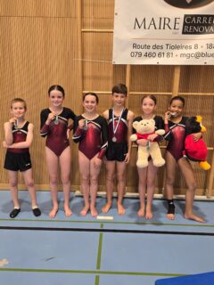 ✨ 2e concours qualificatif Agrès Jeunesse - 3 mai ✨

Avec de nombreuses distinctions et 2 podiums, nos gymnastes ont une nouvelle fois démontré tout leur travail, leur persévérance et leur passion. Une belle récompense pour les efforts fournis à l'entraînement.

Félicitations à toutes et à tous pour ces très beaux résultats :

C1F
🏅 Léa - 30e
🏅 Alya - 34e

C1G 
🥈 Maël - 2e
🏅 Kéziah - 7e

C2F 
🏅 Zoé - 8e
🏅 Erine - 13e

C3F
🥉 Eline - 3e
🏅 Livia - 5e
🏅 Lucie - 32e
Elsa - 42e
Amélie - 54e
Inès

Merci à @missioncosmoswg2027 et @gymvaud pour l'organisation du concours !